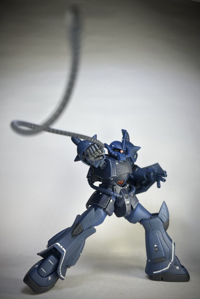 グフのポーズ!!ヒート・ロット、チェーン・マインといった兵器にとてもロマンを感じます!MSの接近戦!いや大好きです😍