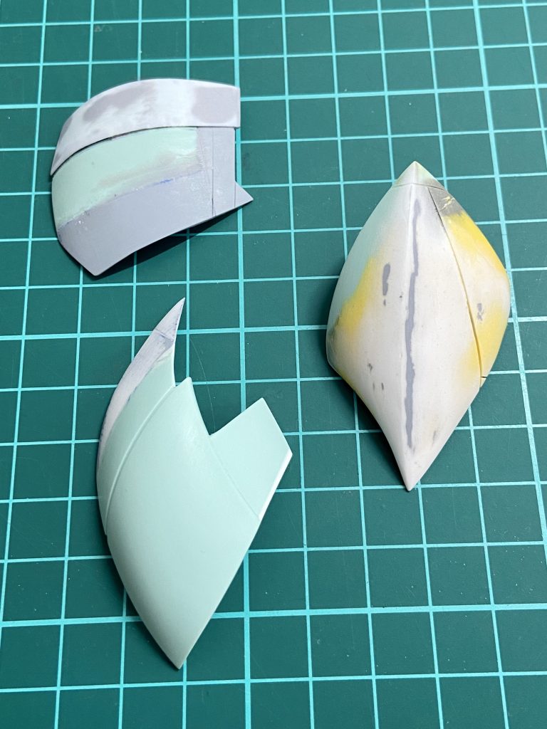 形状変更、大型化した脚部アーマー。