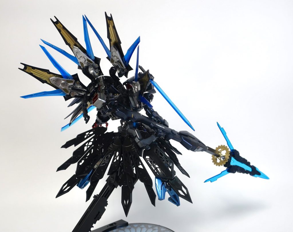 クアドラスラスター改をバックパックに装着。バックパックやスカートの展開の仕方次第でさまざまなシルエットに変化します