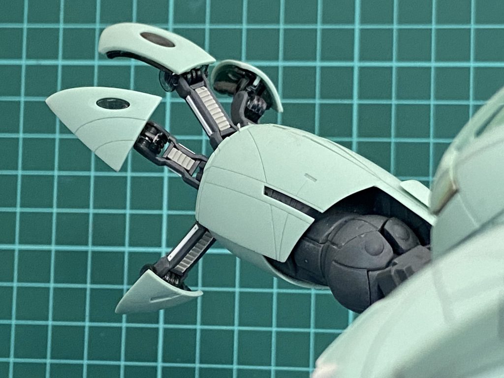 クロー裏側もジャンクパーツでディテールアップ。