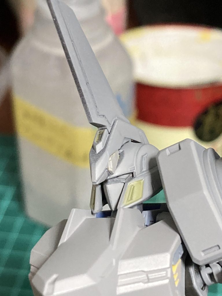 マスクは元のスローネからパテ盛り&削ってヒロイックに