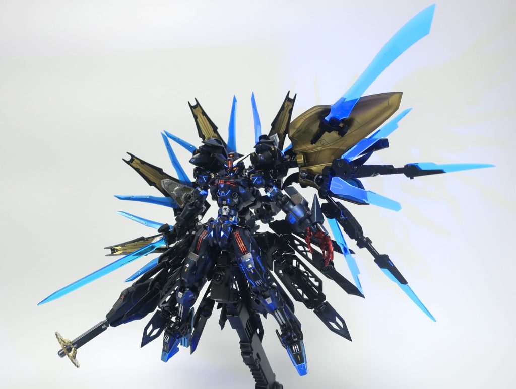 マント、スカートを展開したハイマットモード。見た目がすごい事に