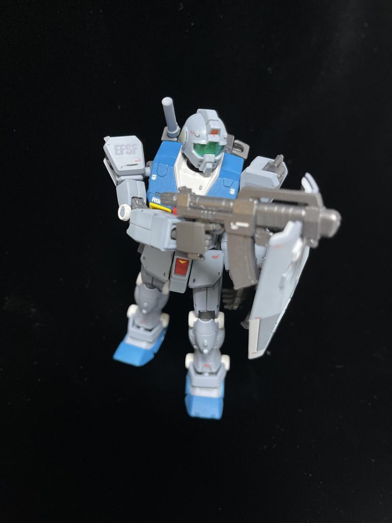 最後に、胸部と足のブルー部分に少しメタルパール系の塗料を混ぜたら、いい感じの金属感と重量感が出てよかったですね。