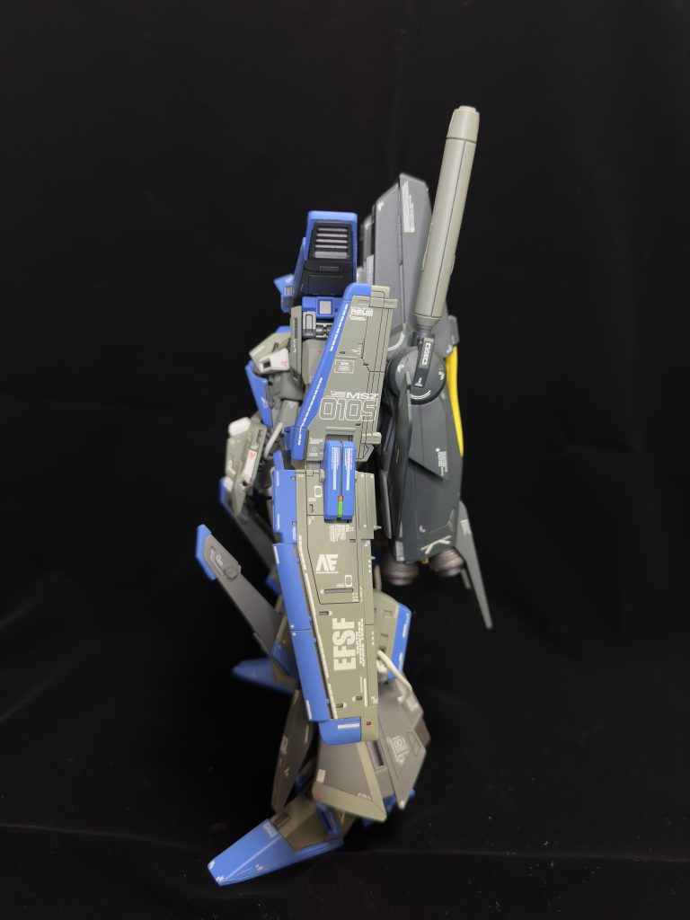 量産前提の機体であるため、コアブロックシステムと変形・分離機構のオミット、他の量産機体に使用される規格部品の流用など、コストダウンの為に様々な仕様変更が行われている。