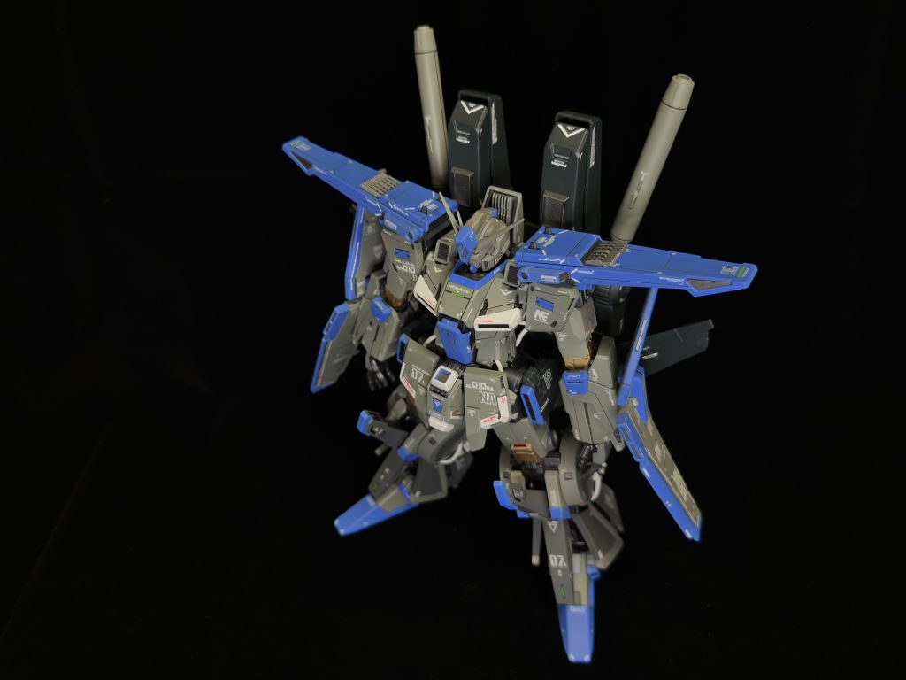 上斜めから撮影したもの。肩のモールドはバトオペに実装されたZZを参考に彫ってみました。