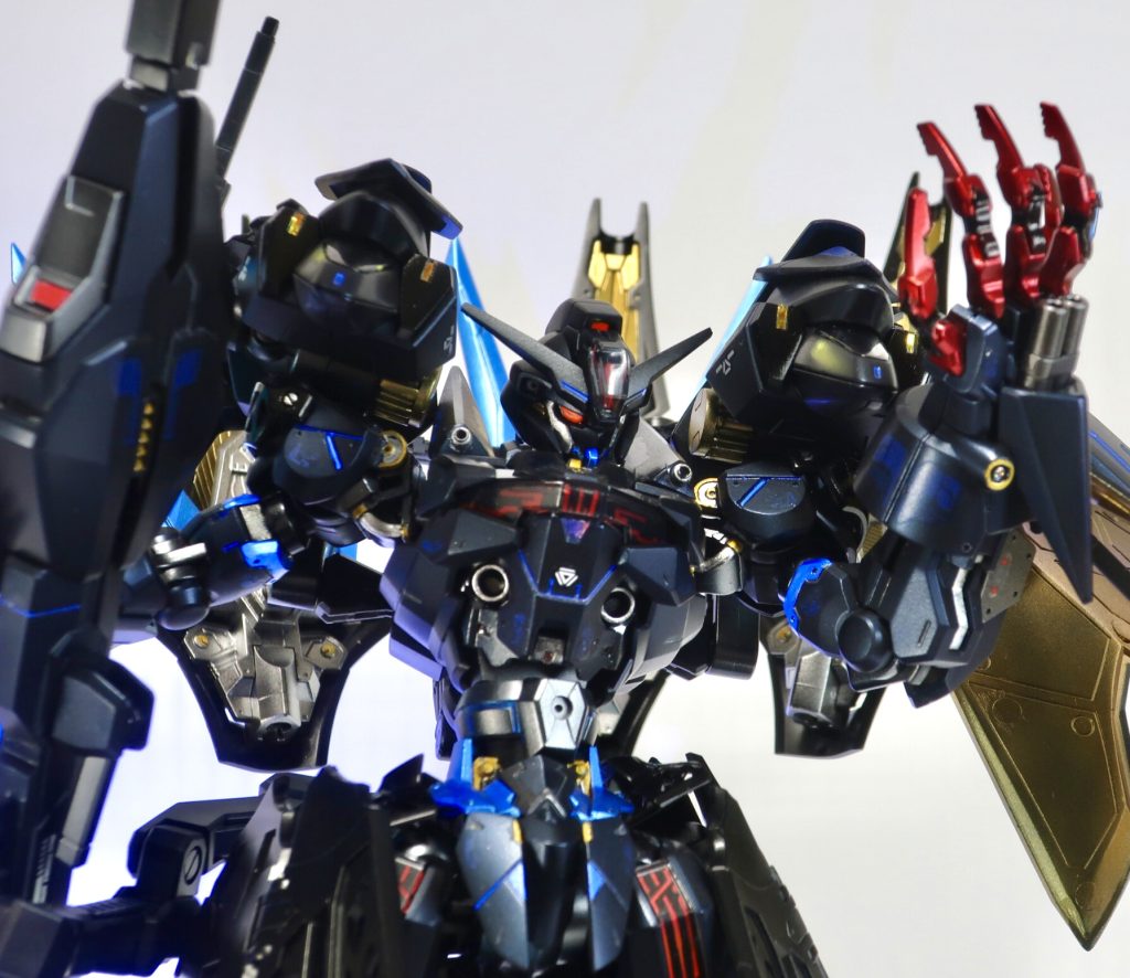 マントの下の左手には「魔女の手」を装備。ビームサーベルを搭載し、アンカーとして射出攻撃も可能