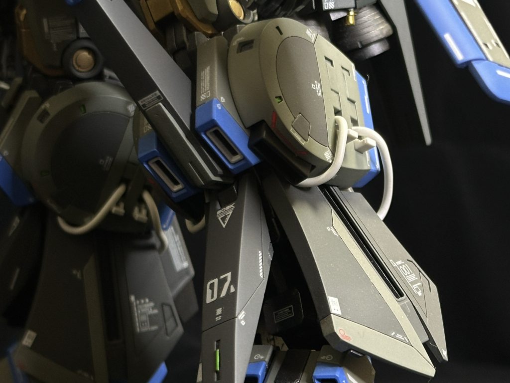 脚部は、特に拘って制作しました。試験機設定なので、ケーブルを剥き出しに配線組んでみました。