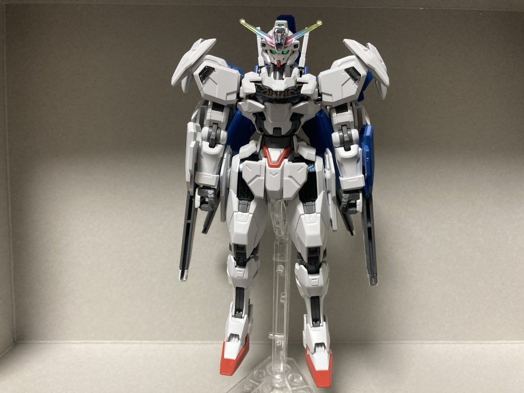 ビットオンフォームで棒立ち。真正面からは、武装の落ち着いたキャリバーンという印象になりましたが、バリアブルロッドライフルが無いだけでかなり印象が違う気がします。キャリバーン本体よりも武装とバックパックが本命ですが、本体も腰部分だけエアリアル改修型に差し替え、ミキシングしてみました。足はエアリアル側が少しボロボロだったため、キャリバーンのままです。