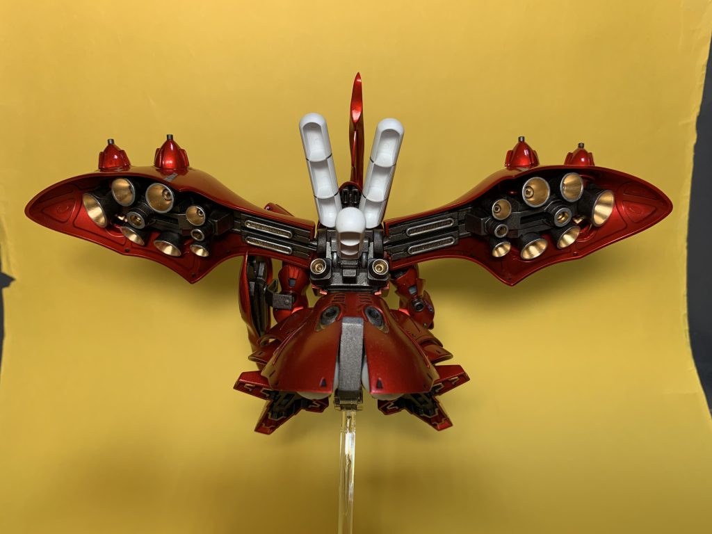 プロペラントタンクの肉抜き穴が目立つ。