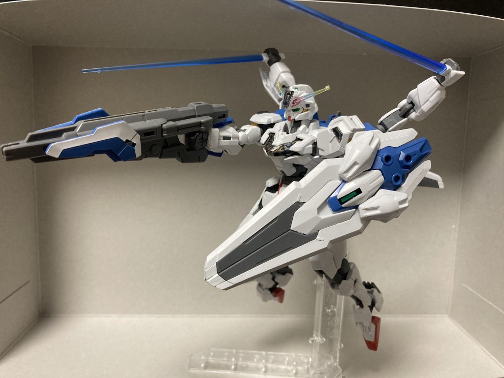 エアリアル改修型のバックパックを背中に移植し、下側のブースターはそのままに、上のブースターを取り外し、エアリアル改修型の腕をぶち込みました。モチーフはトーリスリッターの隠し腕ですね。この改造をするために、エアリアル改修型バックパックをキャリバーンに合わせるためやすりで1時間半かけて形を整え、腕をバックパックの穴に刺すために片腕30分ほどかけて形を整えることになりました。人生初のガンプラ改造な上、寮生活を送る学生の身。やすりとニッパーと瞬着だけを頼りに改造することになりました。今回の改造では工具を含む環境が整っていない中での作成で、人生初ということもあり、苦戦することが多々ありましたが、楽しみながら取り組めました。これからも気が向き次第、様々な機体の改造に挑戦したい次第！最後までご覧いただいた方、誠にありがとうございます。長文失礼しましたm(_ _)m