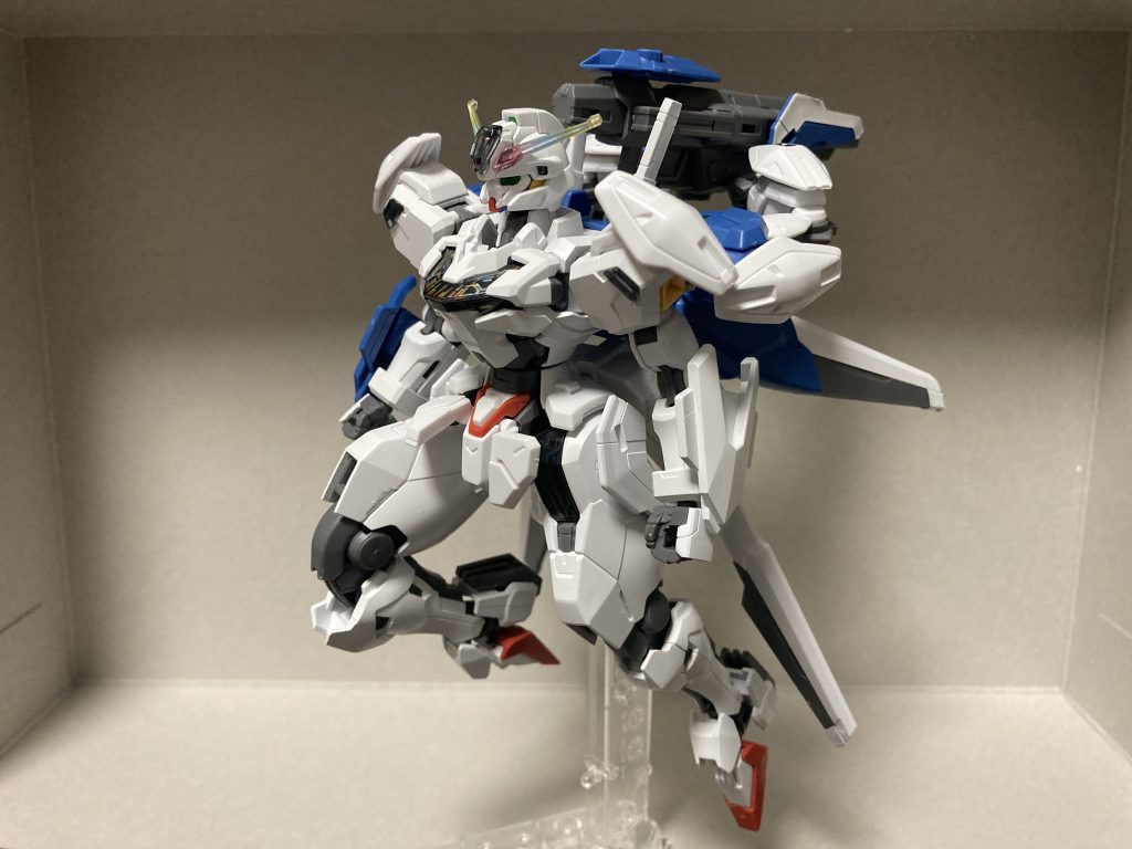 メイン写真にもある「高速飛行形態」的な物ですが、踵のスラスターを動かし忘れていました(汗腕のシールドに片方だけ装備していたガンビットを、キャリバーンのリアスカートのスラスターに装備し、推進力や機動力を強化…といった感じです。バックパックのエアリアル改修型のライフルを起こすなどして、エスカッシャンたちを後ろに向けることで推力を増加させるイメージです。