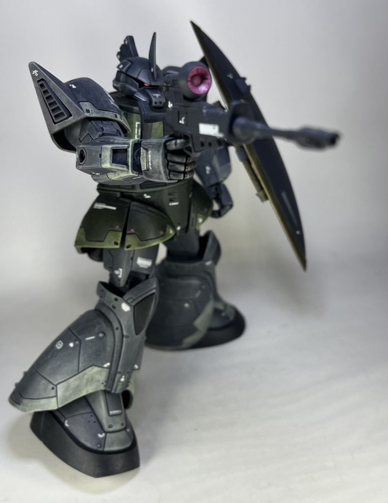 ⚫︎筋彫り、頭、胴体、腹、肩、腕、手、脚。盾や武装以外はほぼ全てに施しました。⚫︎追加パーツ、モノアイの交換、手元にあった余剰パーツにて、肩のダクト、腕の一部、脚の一部に追加。⚫︎改修、左右スカートの前後分割と可動処理腰前面のヤスリ削り出し。⚫︎デカール貼り