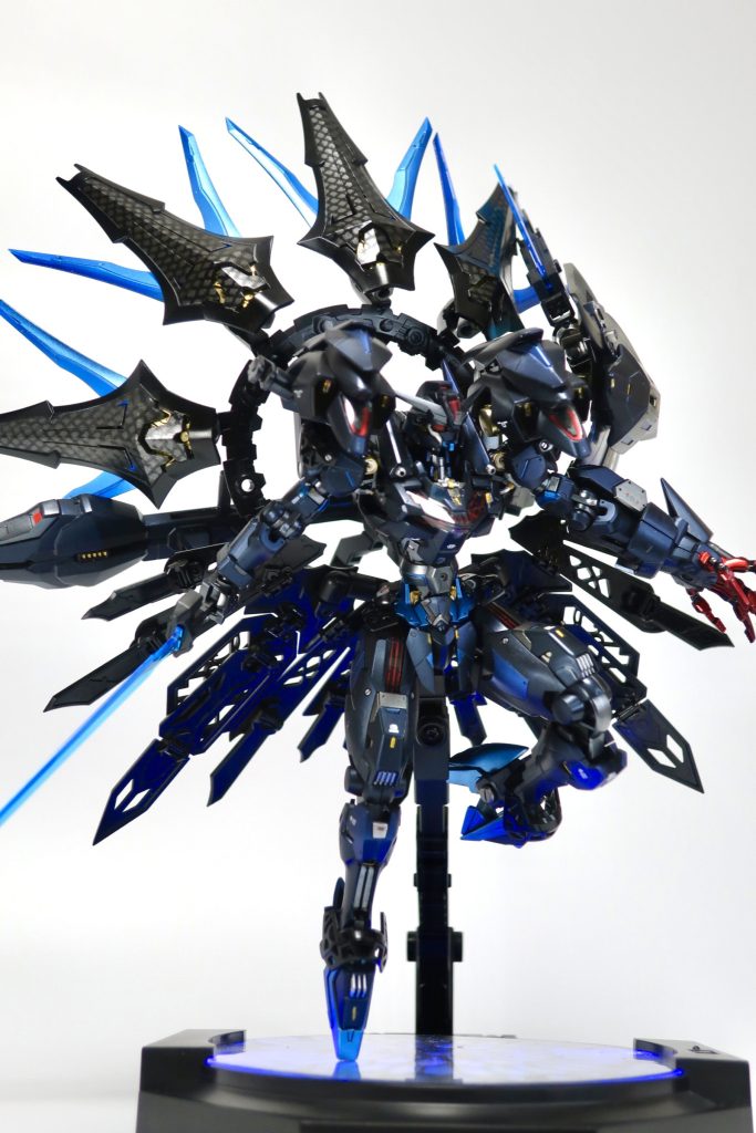 スカートには美少女プラモ「チトセリウム」のパーツを使用。ガンプラには全く合わないデザインですが、リアリティを考慮しなければなかなか面白い使い方ができると思いました