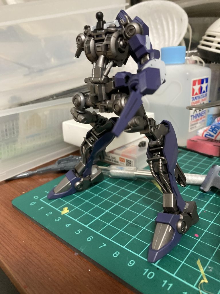 外装も全て水性ホビーカラー。黒サフの上から混色したら出来たバイオレット+モビルスーツホワイト