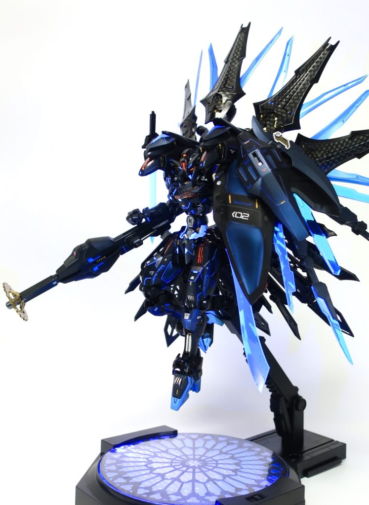 前作フルアーマーキャリバーンと対照的な、曲線的かつ刺々しいシルエットを目指しました。バックパックの網目模様や蛍光塗料でのスミ入れなど自身では初の試みをしています