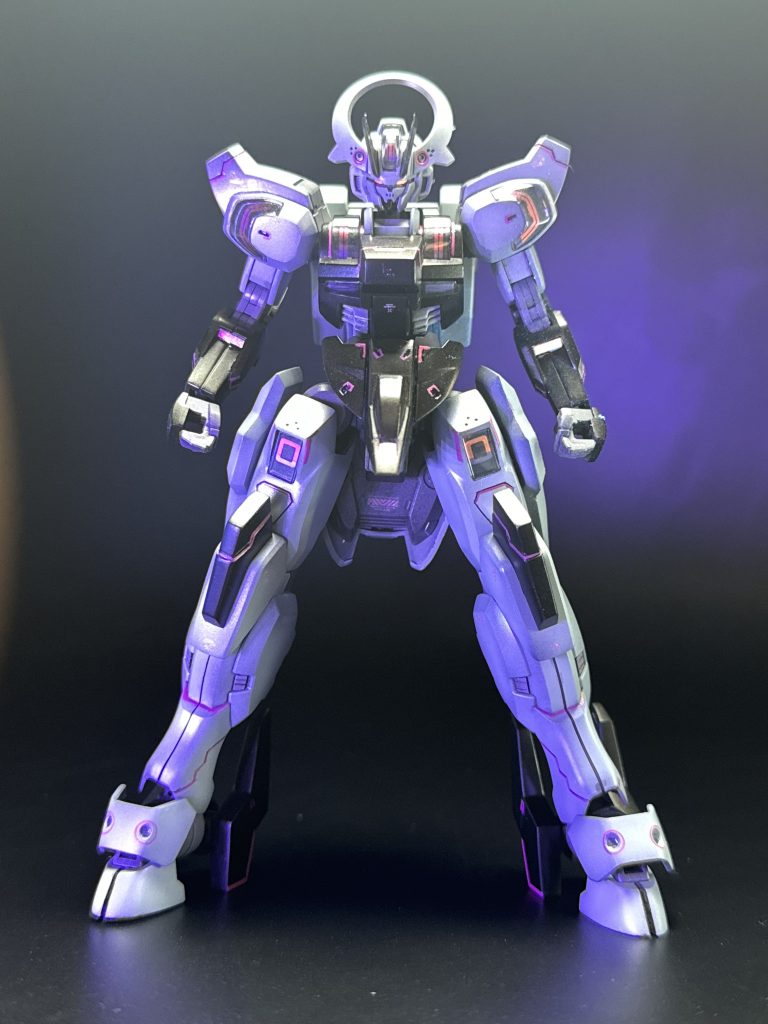 大腿部やサイドアーマーの形状変更や各部ディティール追加しました。同イラストレーターのヴィダール等で印象に残ったピンクラインを入れてみました👍