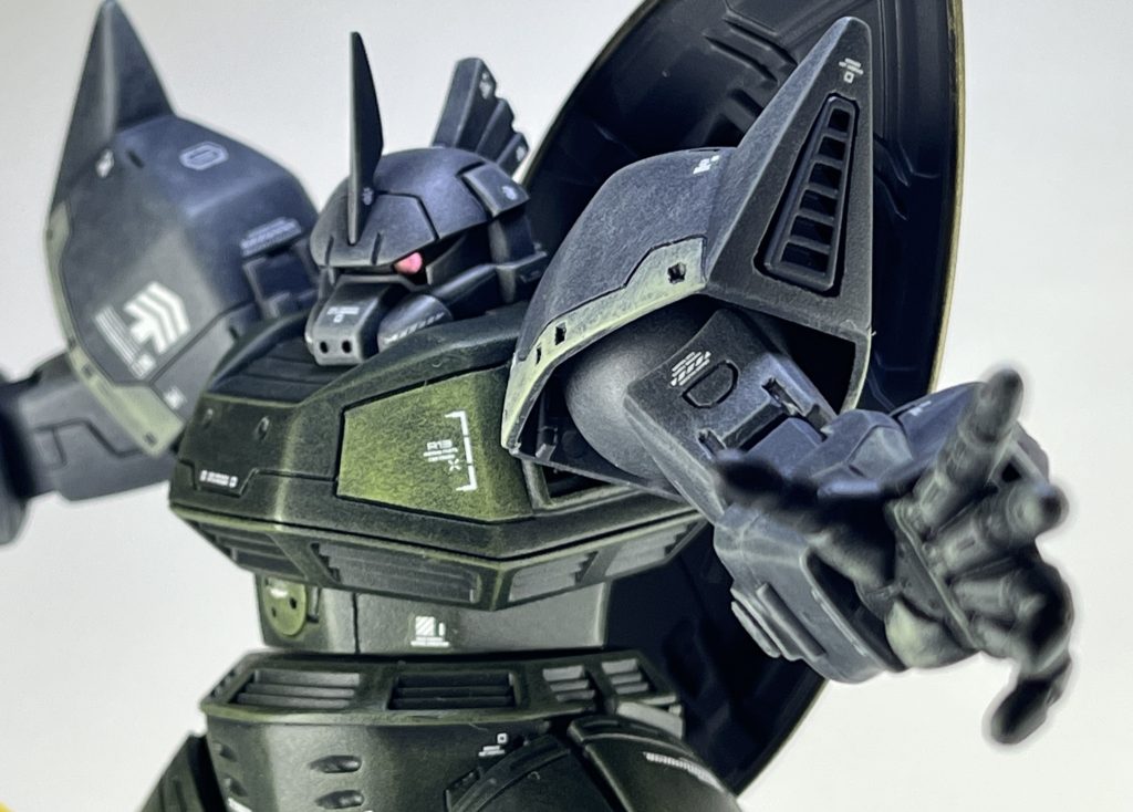 ハイッ睨みポーズ！！塗装について。完全筆塗り塗装、墨入れ無しの重ねドライブラシ艶消しトップコート仕上げです。筆塗りにこだわる理由は、私の中ではジオンの兵器が戦車ならば、連邦の兵器は戦闘機といったイメージでして、塗装もエアブラシだと綺麗過ぎてしまうという自論からなのです。（予算不足と言う噂もあります笑）