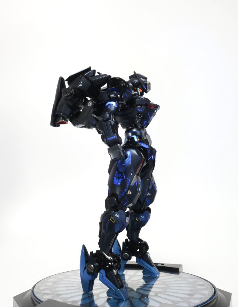 バックパックはファラクトに変更してます。青の部分やスミ入れに蛍光ブルーを使い、デカールも蛍光色を使うことでuvライトで発光します