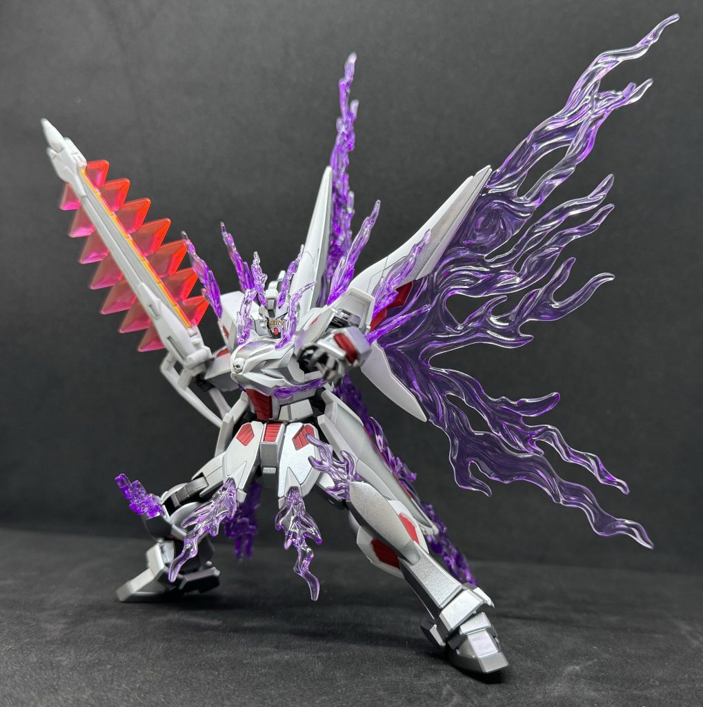 本体は銀色以外のパーツをつや消ししたのみになります！光の翼のみ好みの形に形状を変更してます製品時点でつや消しメッキシルバーのため、組むだけで見映えもバッチリですね！ 