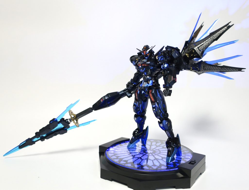 後部には分離してガンビットにもなるクアドラスラスター改を装備