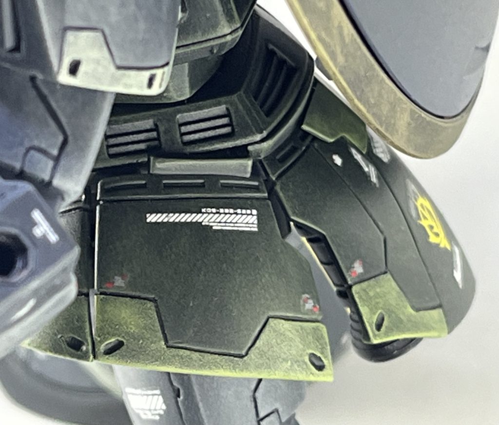 腰のスカート部分は前後で分割して可動可能とした事により、表現力（格好良さ）を高めました。可動の為、フィギュアなどの関節用のパーツを使用しました、パーツ固定には見えないのをいい事にエポパテで強引に、、笑