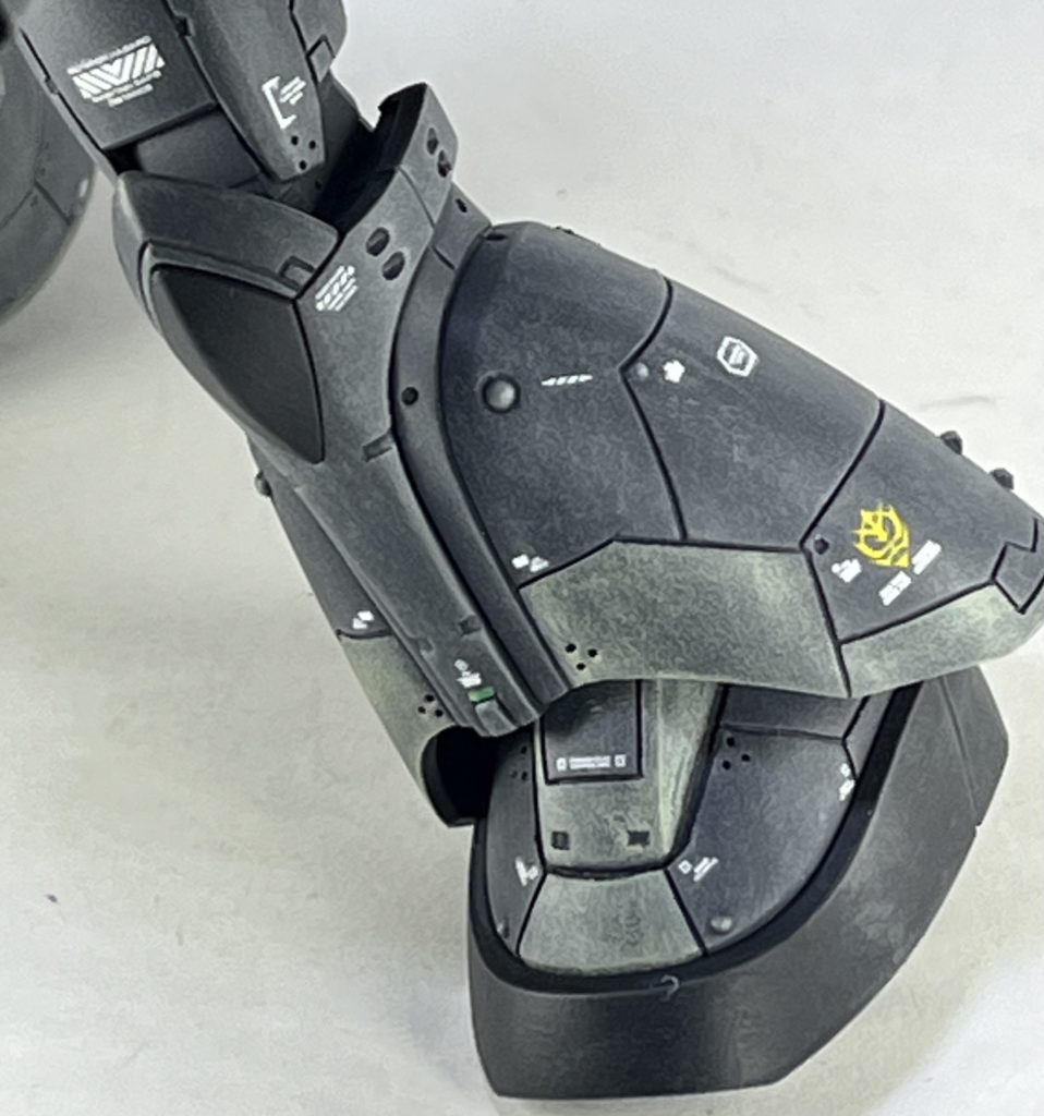 脚や腕もできるだけ戦車のような無骨感を出す為表面をボコボコ（表現が分かりづらくてすみません。）させて、塗装（ドライブラシ）の乗りを良くする事で兵器としての見栄えを良くしたつもりです。