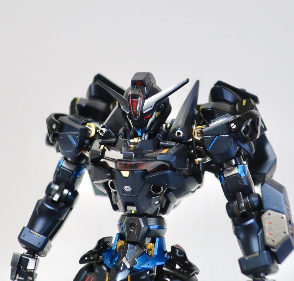 マスクは鋭角的に形状変更。カラーリングは黒と青ですが複数の色を使うことで単調にならないようにしています黒:ブラック、プリズムブルーブラック、ガンメタル青:スカイブルー、メタリックブルー、サファイアブルー