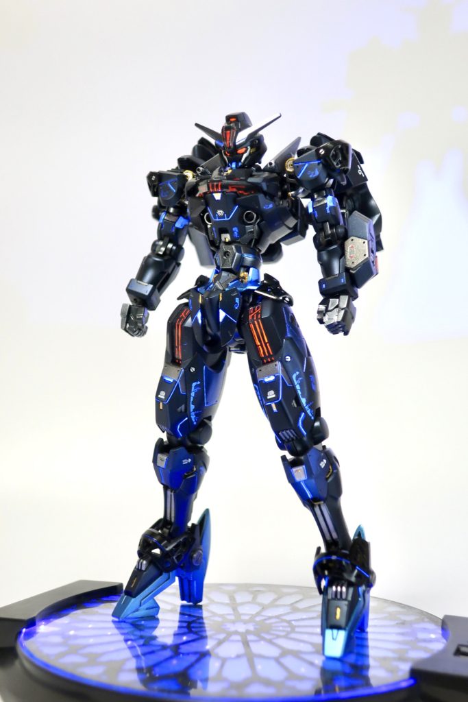 単なる色変えでは面白くないので、エアリアルとのミキシングで曲線的に。スタイルを良くするためにウエストで5ミリ、太ももで2ミリ延長して踵をヒール化しています 