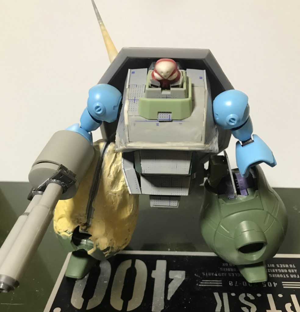 頭部は「1/144 ゾロアット」の頭部を改造。腕部は「HGBD モモカプル」より拝借。胴体はwave製スコープドッグの胴体部を芯にプラ板でおおまかなフォルムを作成。脚部は「1/100 ガンダムグシオン」のものを芯にして…いましたが、後々にポリパテ塊で一から作り直しに😅