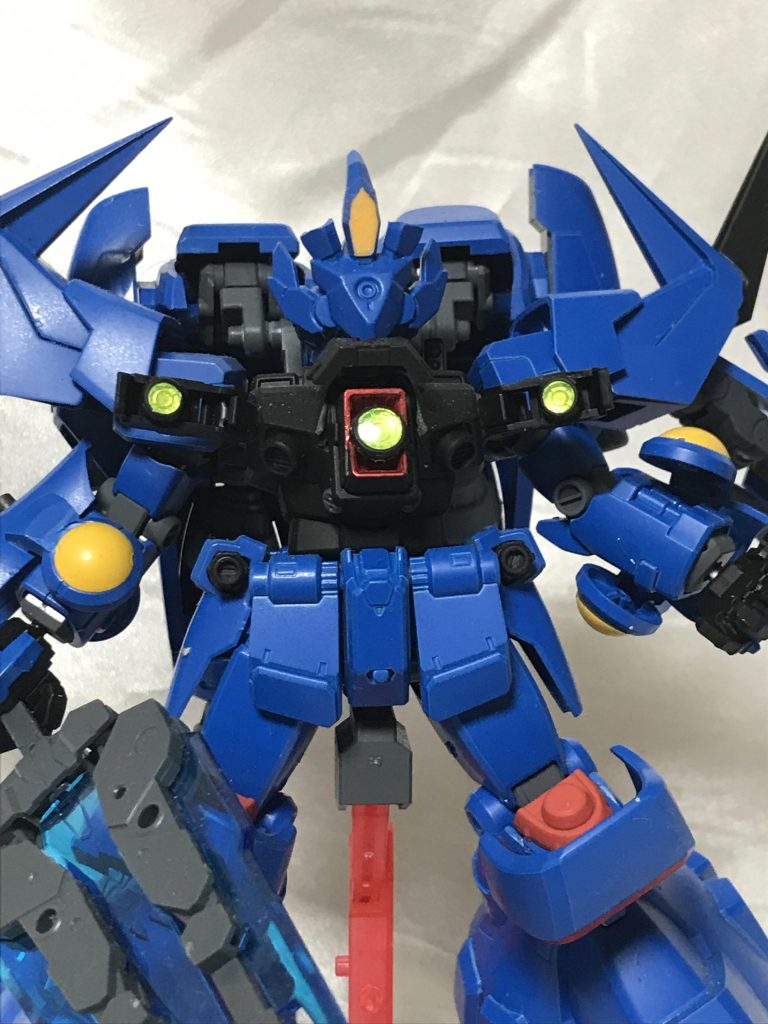 胸部装甲が展開、必殺技形態です。本場は6枚の装甲展開だったんですが、知らずに左右だけにしてました。必殺技はディストリオンブレイクです。