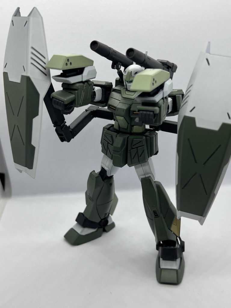 フルバースト。こう見るとバランスが悪いので腰部と脚部にも何か火器が欲しい……