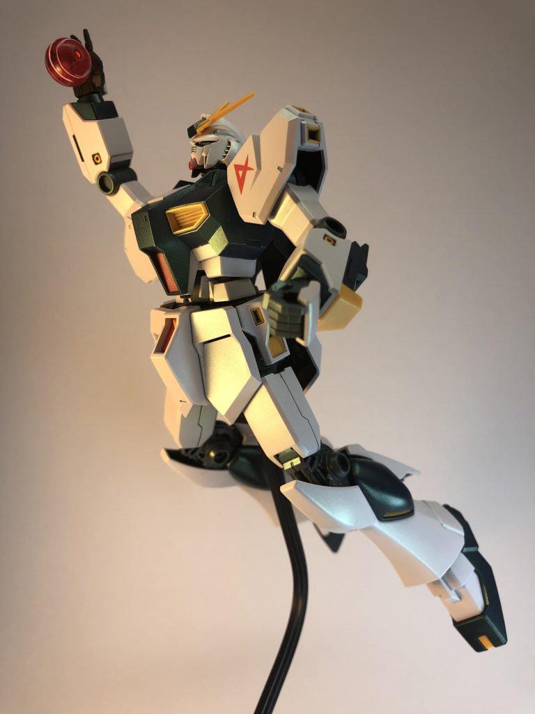 サザビーのコクピット代わりに、百均のビーズを持たせ、大気圏摩擦の雰囲気で