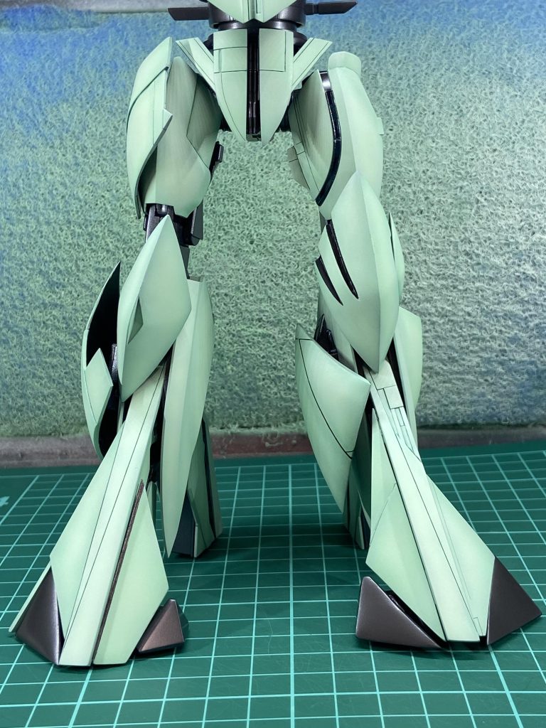 脚部の左右非対称形状を再現。