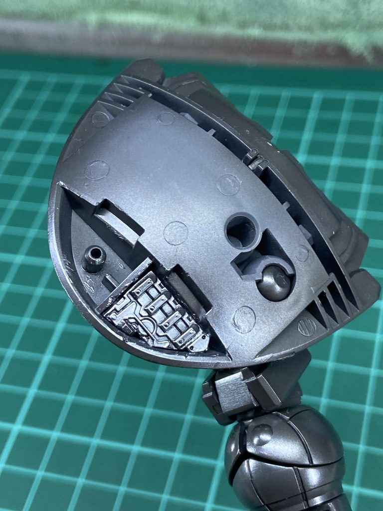 肩のクリアパーツ内側にハイディテールマニピュレーターを切り出したパーツを嵌め込み。クリアパーツの下に薄っすら覗かせます。