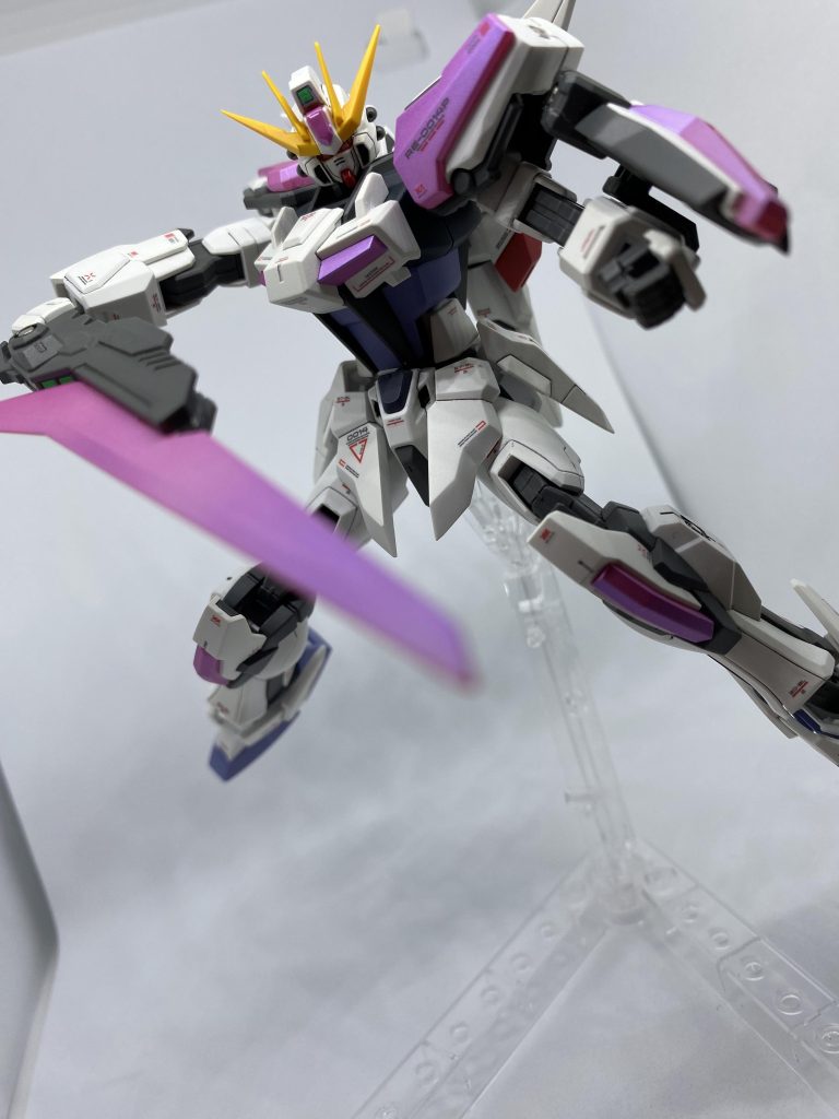 カラーリングはシックなのを狙いつつ、クリアパーツは白サフ→チェリーピンクブルー→スムースクリア艶消し。艶消しを吹いても光の加減でブルーが見えるの良いですね(「 ゚Д゚)「