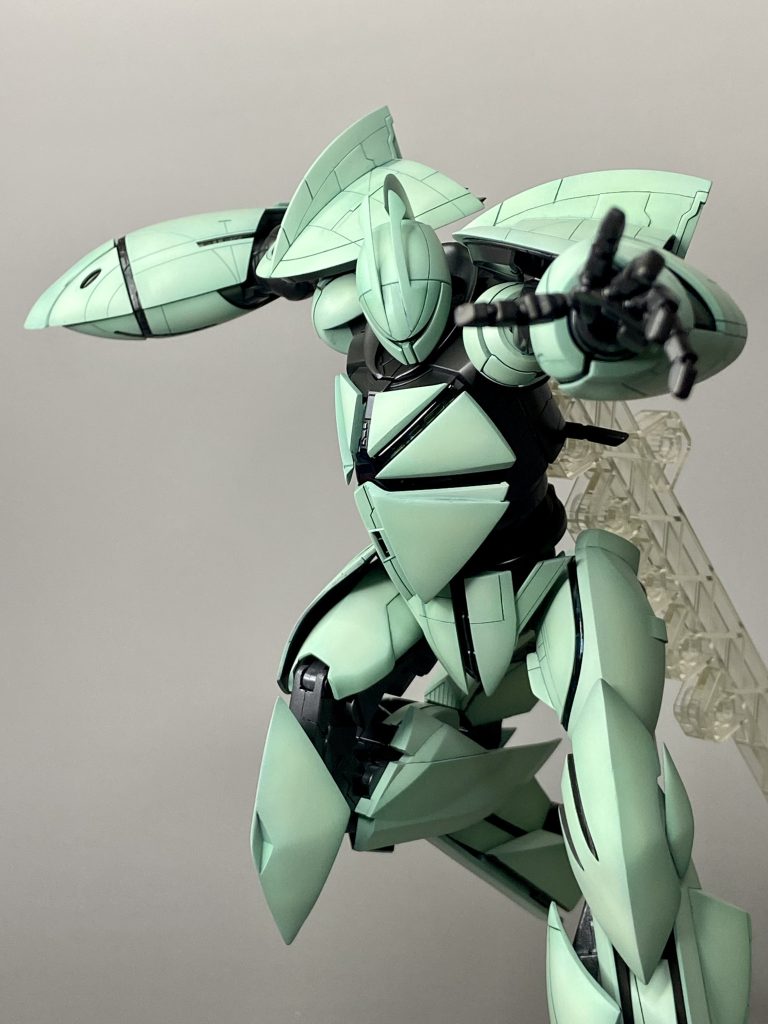 アクションイメージ。最終決戦ではキャラバス無しで暴れていたので、この姿も印象深いです。左拳をエモーショナルマニピュレーターSPに置き換え、指の表情が出せて良きです。