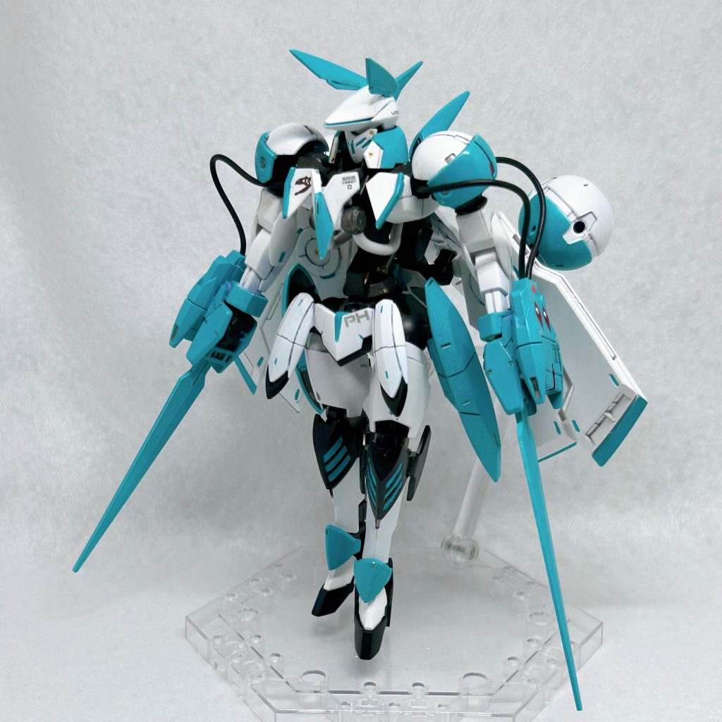 デカール貼りは苦手なので控えめにはしていますが恐竜のマークやイニシャルなどモデルの意匠を追加しています。胸のパーツも少し襟っぽく形状変更しました。肩から袖につながる謎ベルトがあるのでそこはコードで表現してみました。