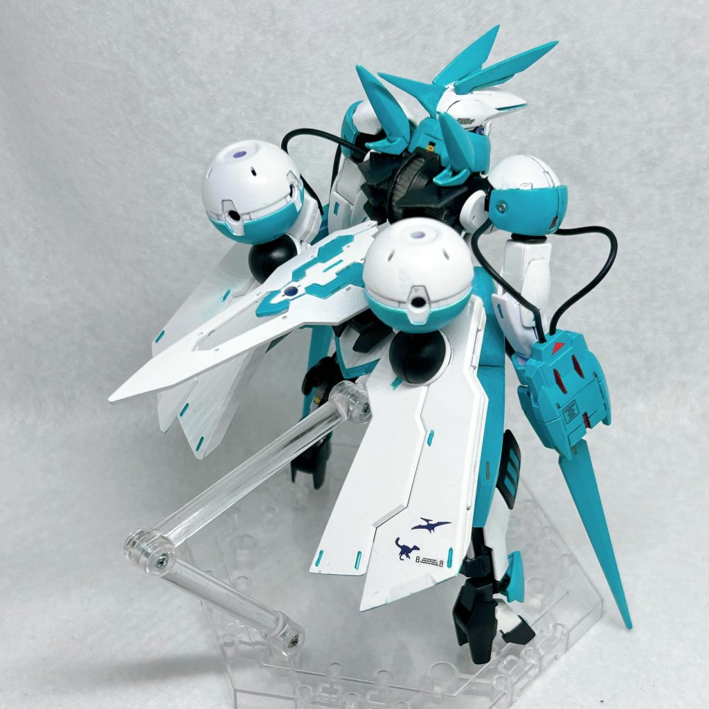 バックショットジャケットモチーフのスカートパーツと尻尾パーツ、卵のヘアピンはノンキネティックポッドになってもらいました。卵なのでイメージ的にはバリアが出せるポッドだといいかな〜と。ジャケット裾にはモチーフ恐竜のヴェロキラプトルとプテラノドンを貼り付け、コーションデカール追加でロゴっぽくできたと思います。地味に各所のポイントにコーラルブルーを配置したことでエネルギー発光感が出てよかったです。