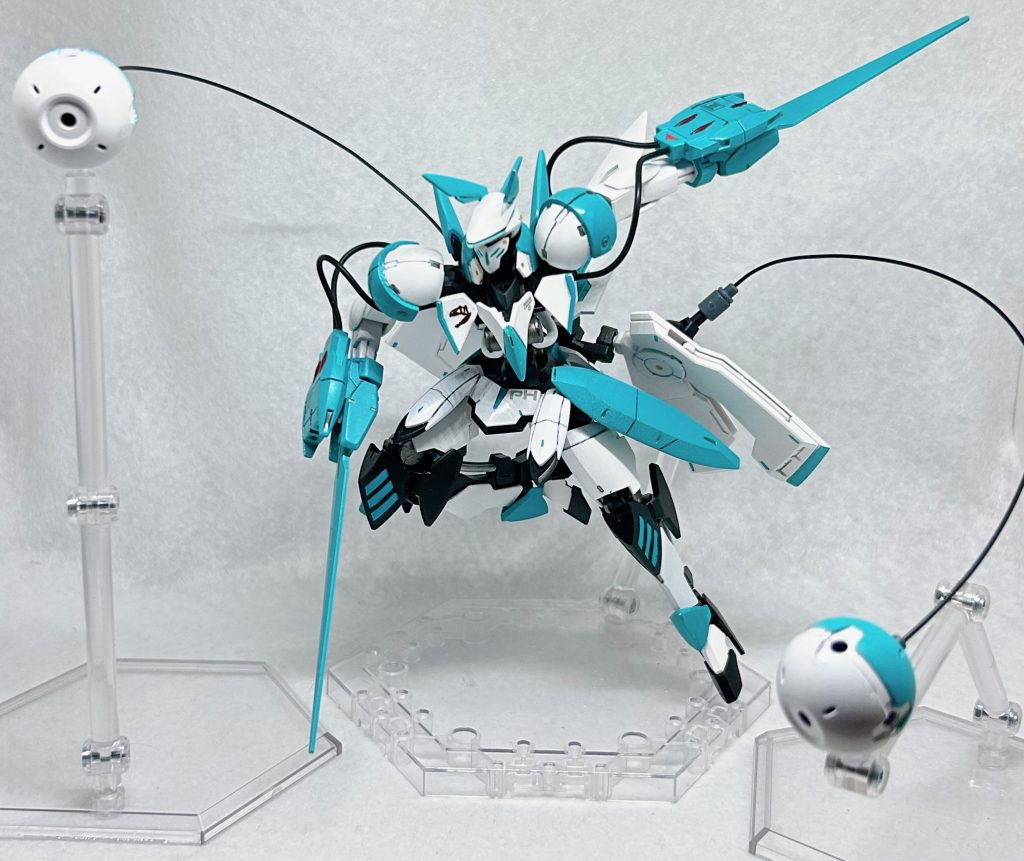 ノンキネティックポッド展開アクションポーズ細身の体にベイオネットはよく似合いますね。アクションが映えます。あんまりモビルスーツで見ないカラーリングで全体のデザインもガンダムっぽくないのでちょっとデジモンとかそんな雰囲気ですね。