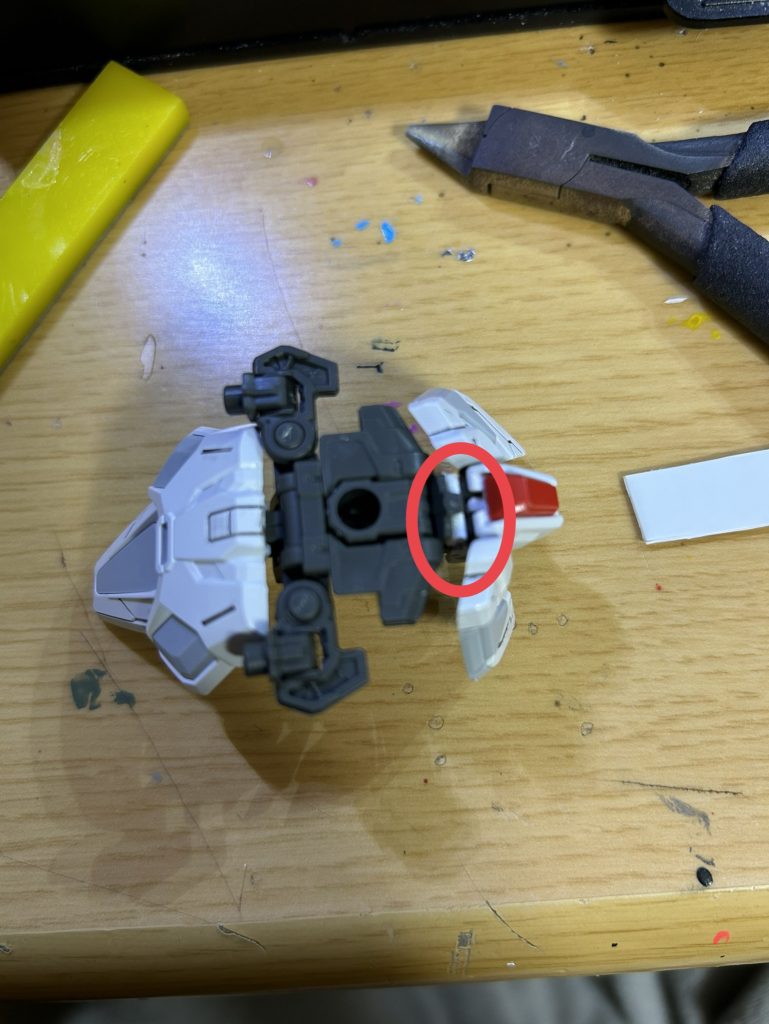 フロントアーマーがガバガバになってしまうので赤丸で囲ったところにプラ板を入れて調整しました😊これで大丈夫👍