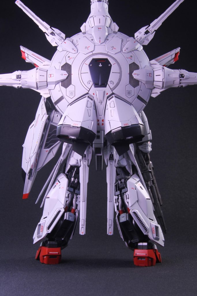 ドラグーン・システム大きな円盤状のパーツは、基本的に1パーツ構造のため、各パーツが別パーツに見えるように、細かく掘り直しました塗り分けはエナメル塗料を使用しました