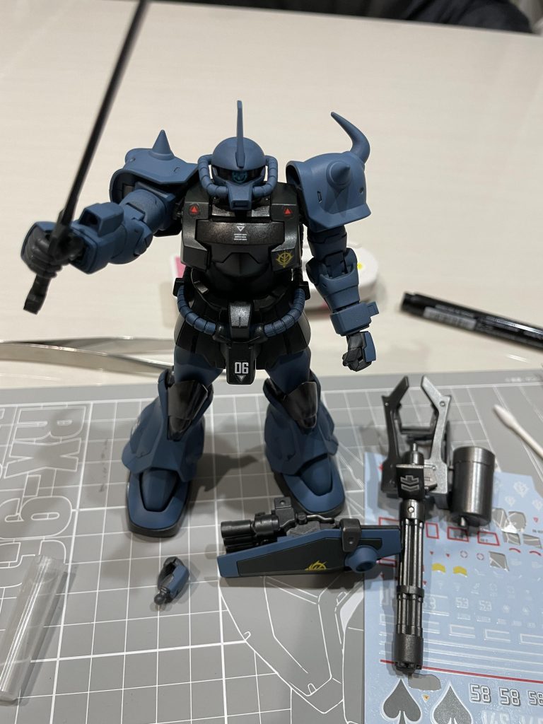 貼ってから気付いたんだけど、06って量産型ザクだったような…