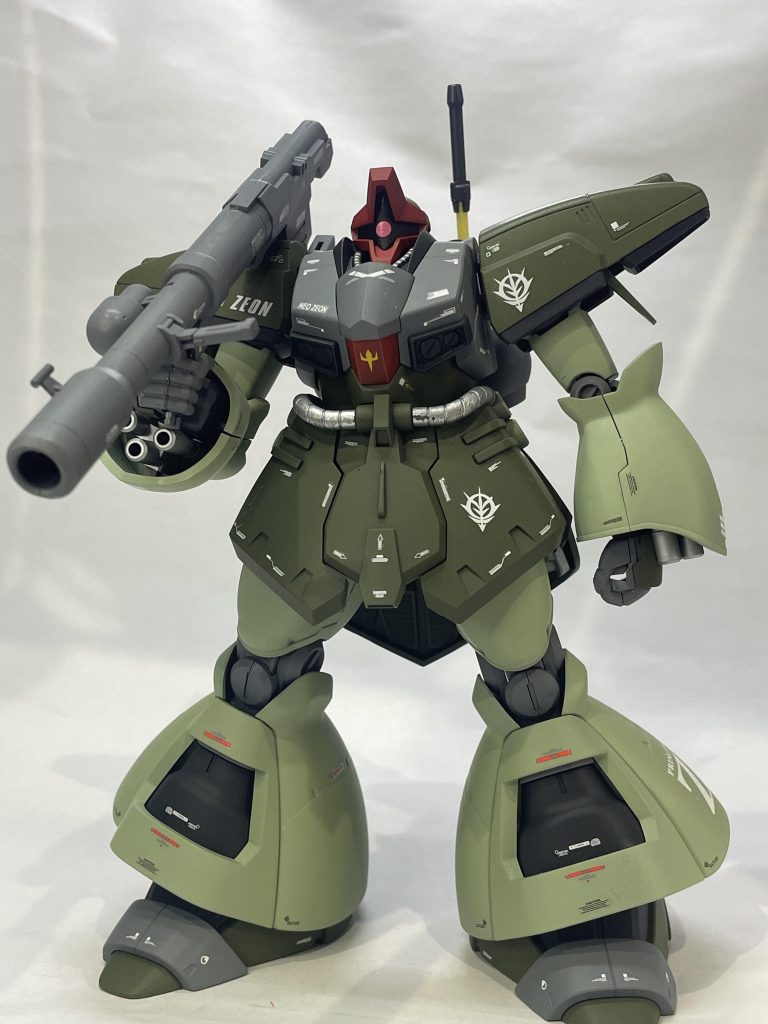 さすがZZ時代なだけありかなりデカいキット。他のドムと比べると全然違います。