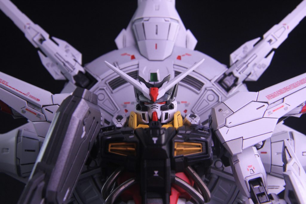 顔面付近を俯瞰撮影悪役顔・雰囲気ある顔つきでも…せっかく蛍光塗料で塗装したツインアイが見えないヒサシの角度がキツすぎたか…