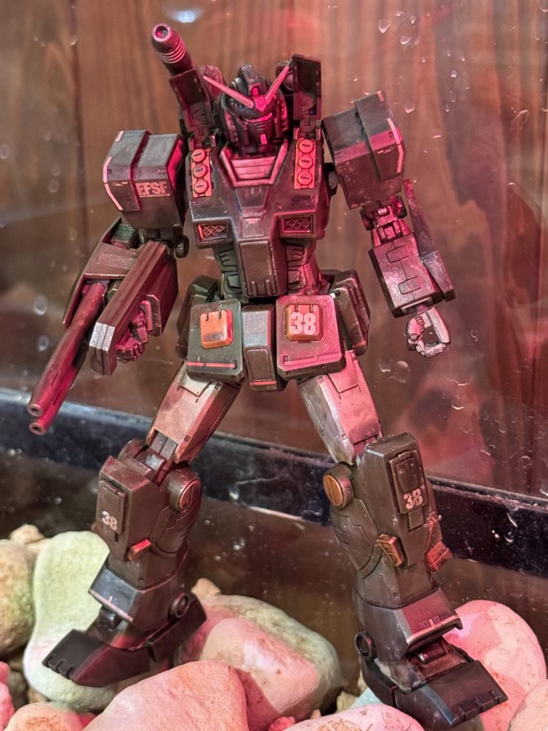 温度管理用の赤いライトで照らされてます。