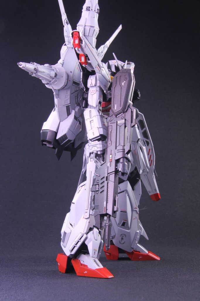 MAーM221ユーディキウム・ビームライフルは、キットのままです細かなディテールが入っていて出来が良いと感じましたパネルラインを掘り直し、ほんの一部だけ塗り分け気づいた方はなかなかいないと思われるポイント右手甲部に装甲パーツをプラスしています