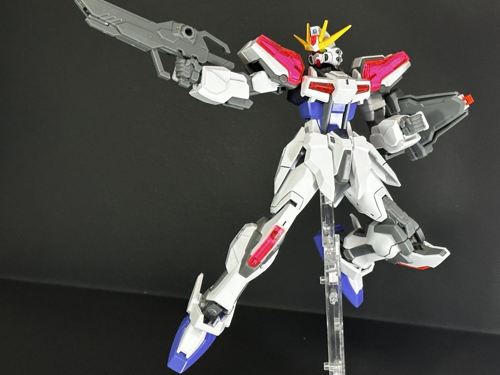 EGストライク同様の可動域。無理に開脚などをするとカパっと外れてしまうので要注意です。※ガンダムSEEDのopの再現は可能です