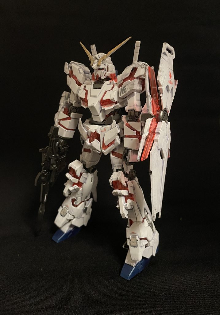 立ち絵。白い装甲部分は成形色を活かしています。リアルタッチマーカーで墨入れと汚し、水性塗料で少しだけチッピングをしています。