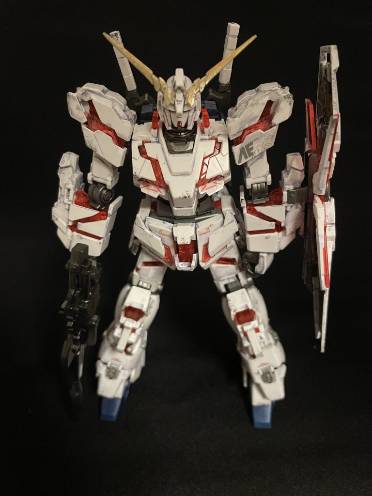 正面。アンテナの表面はガンダムマーカーのホワイトゴールドです。若干下地の黄色が透けてますが💦綺麗な色なのでそのままで笑デカールはユニコーンガンダム専用のものを少しだけ貼ってます。