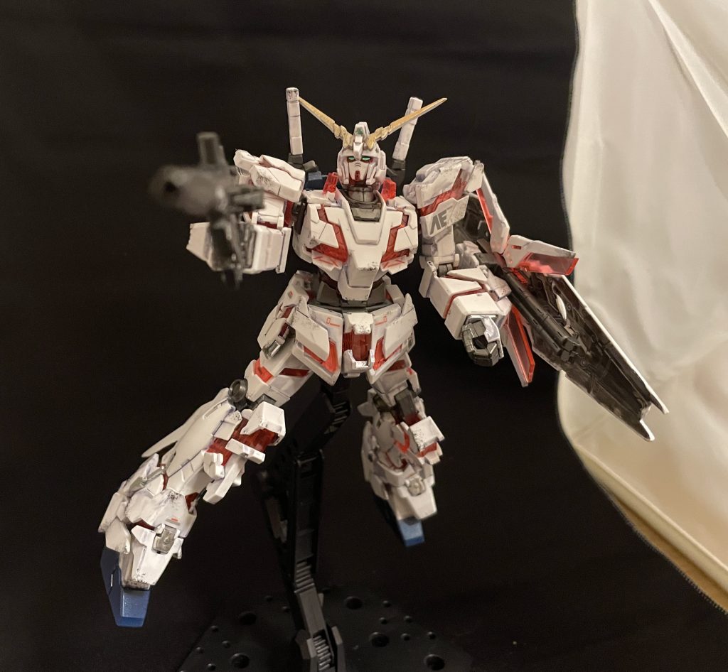 箱絵っぽいポーズ。躍動感あってかっこいい✨手のパーツがポロリして銃の保持がしんどいですが笑 シールドの裏とか装甲の裏でチラ見えしそうなところは裏からガンメタリックを塗ってます。